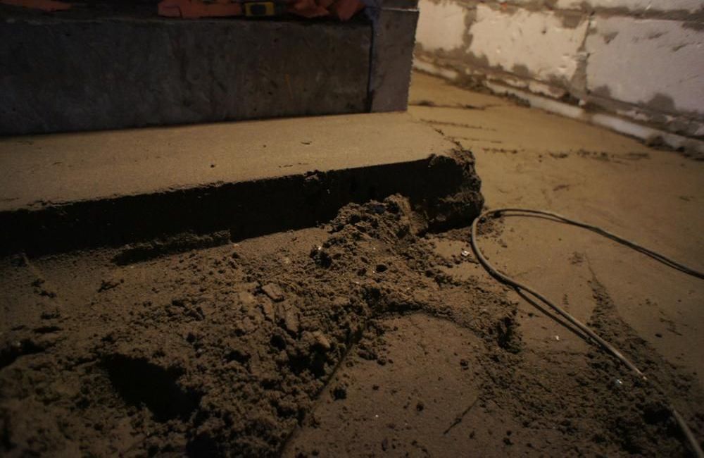 Узнайте о стоимости полусухой стяжки пола за квадратный метр и ее преимуществах. Этот современный метод выравнивания пола <em>быстро</em> завершает работы, экономит на материалах и обеспечивает долговечность.» title=»Реально ли стяжку пола день полусухая за день?» style=»display:block; margin:0 auto;»/><figcaption style=